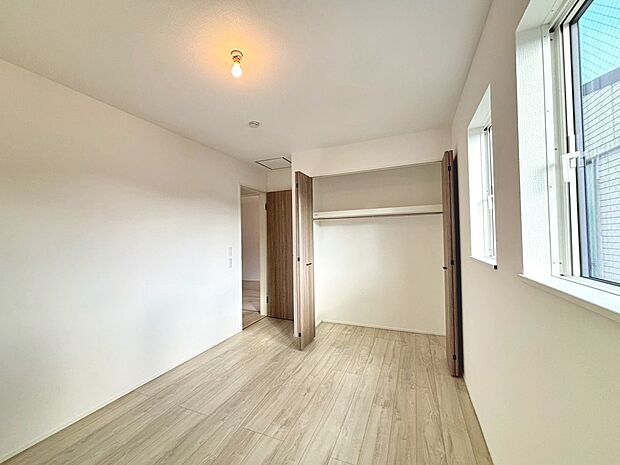 【洋室】令和７年１１月に完成済ですので、お忙しい方でもお仕事帰り等にご内覧頂けます♪