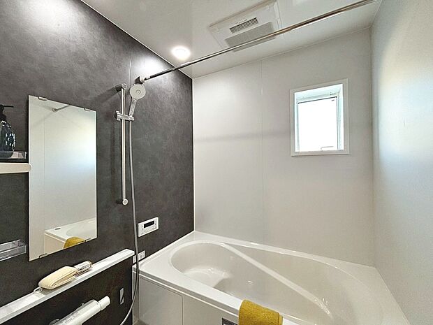 【浴室暖房乾燥機付】一坪以上の浴室でのびのび一日の疲れを癒して下さいね！
浴室に窓が付いているので、換気ができて湿気やカビ防止になりますよ！