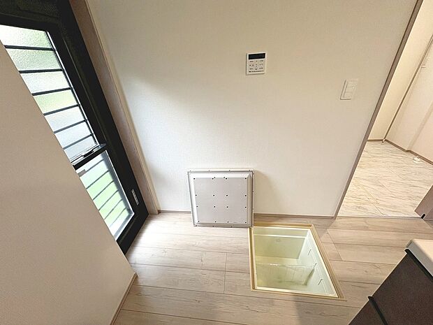 【床下収納】キッチンに床下収納ありますよ！ストックや保存食の保管にも便利ですね！