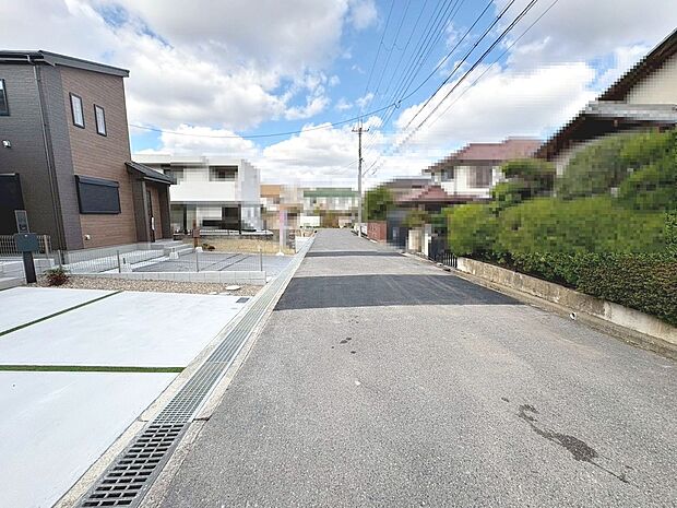【前面道路を含む現地写真】閑静な住宅街で叶える穏やかな新生活！