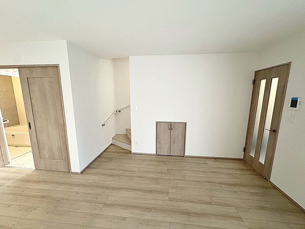 【リビング（Ｂ号棟）】ＬＤＫ約16.7帖！ゆとりあるリビングに家族の時間も増えますね♪