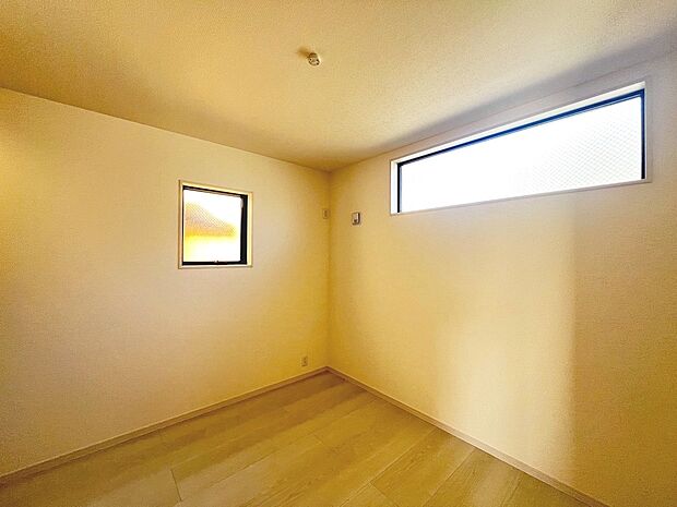 【洋室】全室２面採光です！明るく風通しの良い室内に気持ち明るくなりますね！