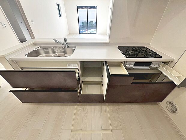 【３口コンロ・浄水器付のシステムキッチン】綺麗なお水で美味しいご飯を作って下さいね♪忙しいママをサポートしてくれますね♪３口コンロでお料理のレパートリーも増えますね♪