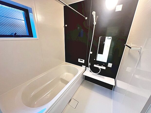 【浴室】一坪以上の浴室でのびのび一日の疲れを癒して下さいね！
浴室に窓が付いているので、換気ができて湿気やカビ防止になりますよ！