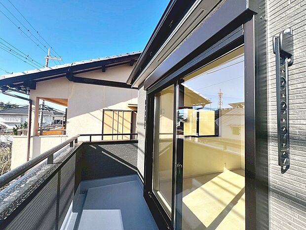 【ワイドバルコニー】ワイドバルコニーですので、洗濯物が干しやすそうですよ♪