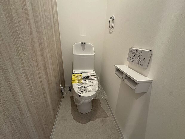 【温水洗浄便座】温水洗浄便座ですので、寒い日も温かい便座で安心して使用していただけますよ♪