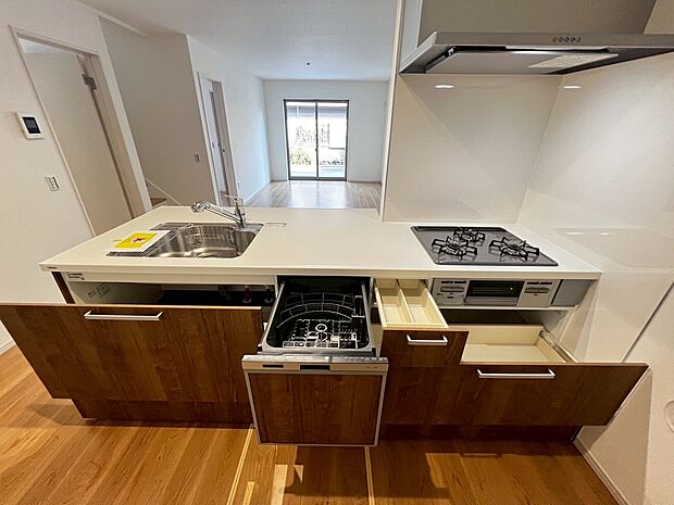 【システムキッチン（食器洗浄機・浄水器・３口コンロ）】３口コンロでお料理のレパートリーも増えますね♪食器洗浄機付きですので、後片付けも楽々♪