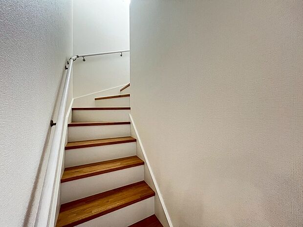 【階段手すり】階段に手すりがあるので、小さなお子様や高齢者の方のいるご家庭も安心ですね！