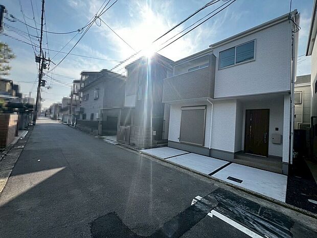 【前面道路を含む現地写真】令和７年１１月完成済！お忙しい方でもお仕事帰り等にご内覧頂けます♪