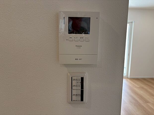 【TVモニター付きインターホン】TVモニター付きインターホンですので、突然の来客時にも外の様子が確認できて安心です!
