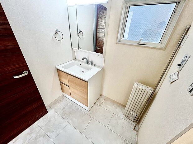 【洗面室】ゆとりある洗面室で朝の身支度もスムーズにできますね!