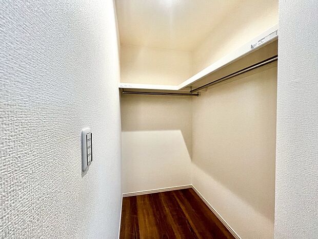【ウォークインクローゼット】沢山収納できて嬉しいですね♪ハンガーパイプが付いているので、洋服も綺麗に収納できますね!