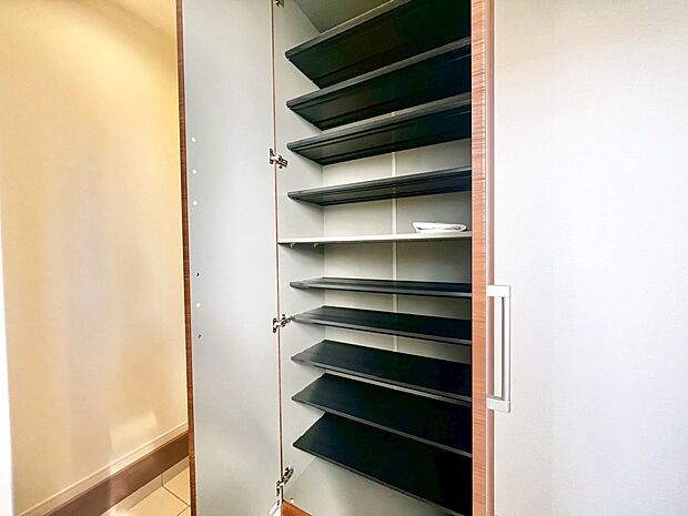 【玄関】シューズボックスありますよ!玄関周りもスッキリ片付きますね!