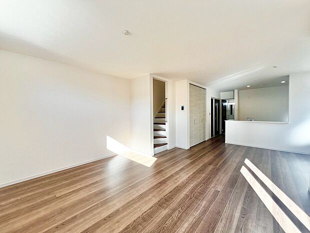 【リビング(2号棟)】LDK約16帖以上!ゆとりあるリビングに家族の時間も増えますね♪