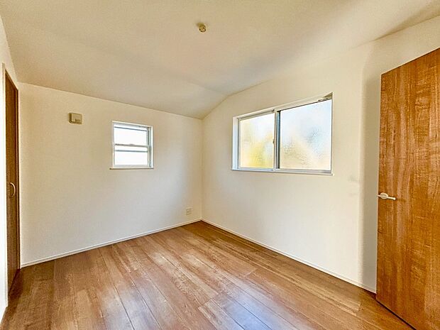 【洋室】２面採光の居室ありますよ！明るく風通しの良い室内に気持ちも明るくなりますね！