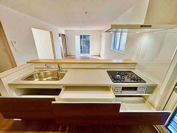 【３口コンロ・浄水器付システムキッチン】綺麗なお水で美味しいご飯を作って下さいね♪忙しいママをサポートしてくれますね♪３口コンロでお料理のレパートリーも増えますね♪