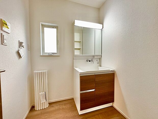 【３面鏡のシャワー付洗面台】寝ぐせ直しもラクラクですね！鏡の後ろに収納があるので、スッキリと片付きますね！