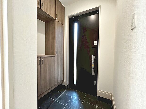 【玄関】玄関にシューズボックスありますよ♪玄関周りもスッキリ片付きますね！