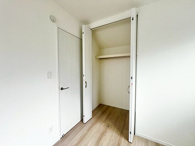 【収納】全室収納有！ハンガーパイプ付きで洋服もキレイに収納できますね♪