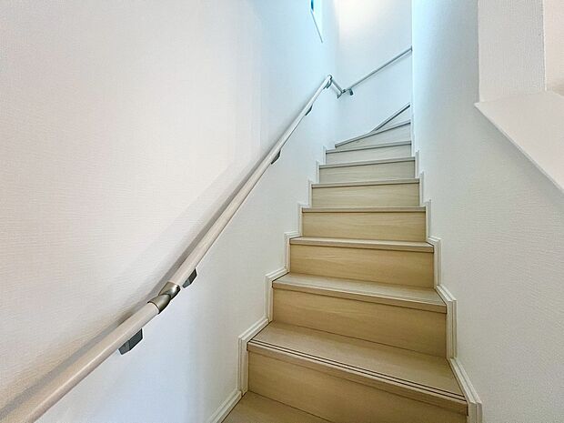 【階段手摺】階段手摺があるので、小さなお子様やご高齢の方も安心ですね！
