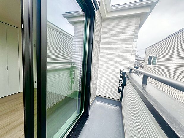 【南面バルコニー】横に長いバルコニーですので、洗濯物の多い日も安心ですね！