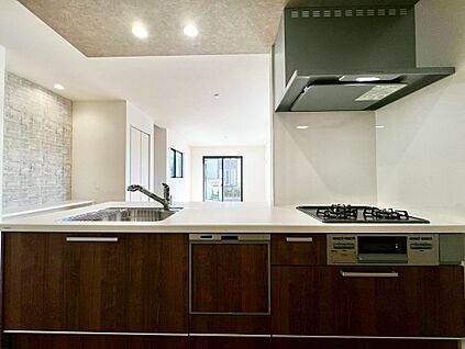 システムキッチン（浄水器・３口コンロ）