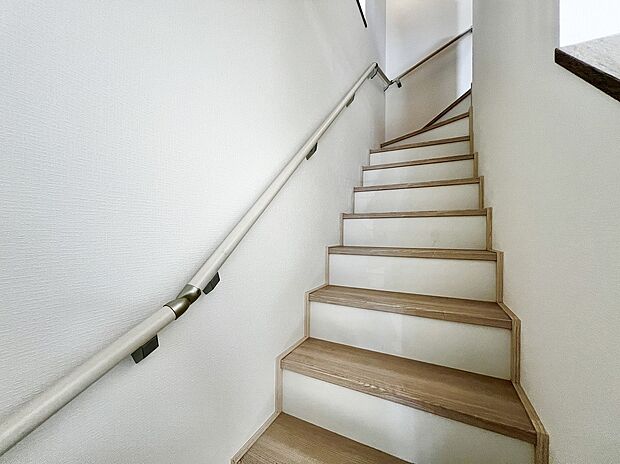 【階段手すり】階段手すりがあるので、ご高齢の方鵜や小さなお子様の昇降も安心です!