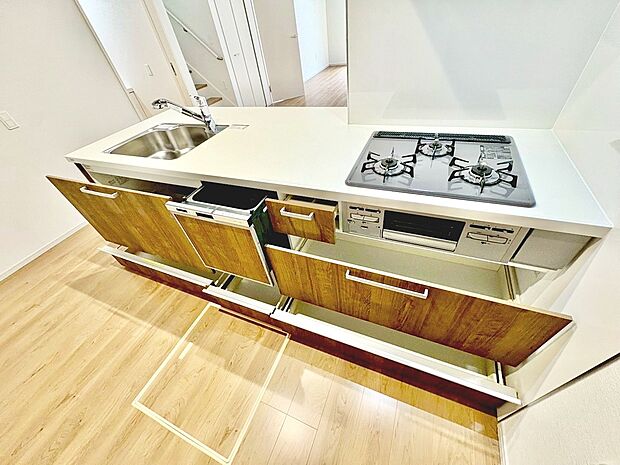 【3口コンロ・浄水器付システムキッチン】綺麗なお水で美味しいご飯を作って下さいね♪3口コンロでお料理のレパートリーも増えますね♪忙しいママをサポートしてくれます♪