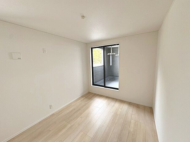 【洋室】ペアガラスですので、暑い日も寒い日も室内は快適♪
結露も予防出来て嬉しいですね!