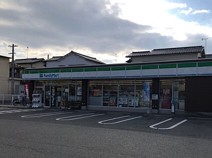 ファミリーマート堺深井中町店 約834ｍ(徒歩１１分)