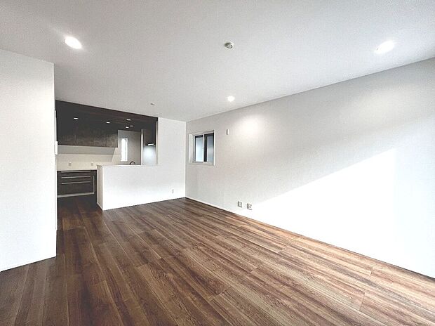 【リビング】ＬＤＫ約17.1帖！ゆとりあるリビングに家族の時間も増えますね♪