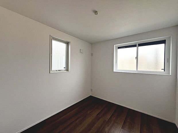 【洋室】全居室２面採光ですので、明るく風通しの良い室内に気持ちも明るくなりますね♪