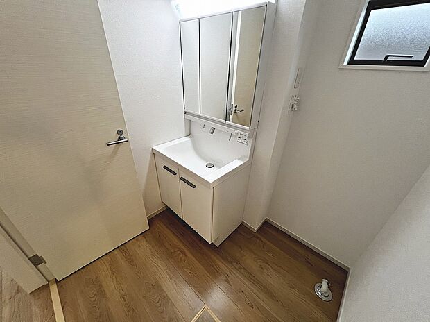 【３面鏡のシャワー付洗面台】寝ぐせ直しもラクラクですね！鏡裏・洗面台下にも収納があるので、スッキリと片付きますね！