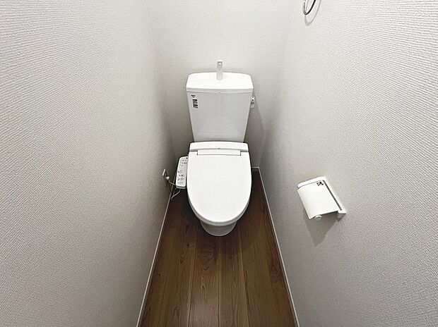 【温水洗浄便座】温水洗浄便座ですので、寒い日も温かい便座で安心して使用していただけますよ♪