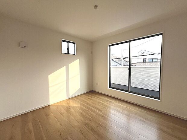 【洋室】２面採光のお部屋もあります！明るくお家に気持ちも明るくなりますね♪