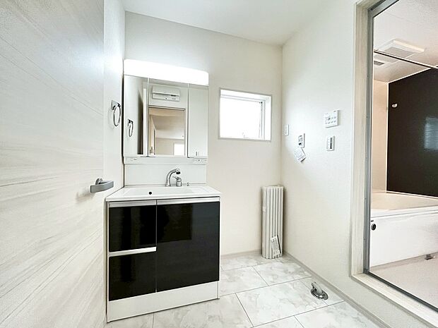 【３面鏡のシャワー付洗面台】寝ぐせ直しもラクラクですね！鏡裏・洗面台下にも収納があるので、スッキリと片付きますね！