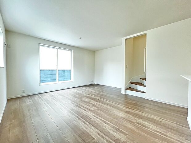 【リビング】家族を身近に感じるリビング階段です！ゆっくりと家族団らんをお楽しみください！