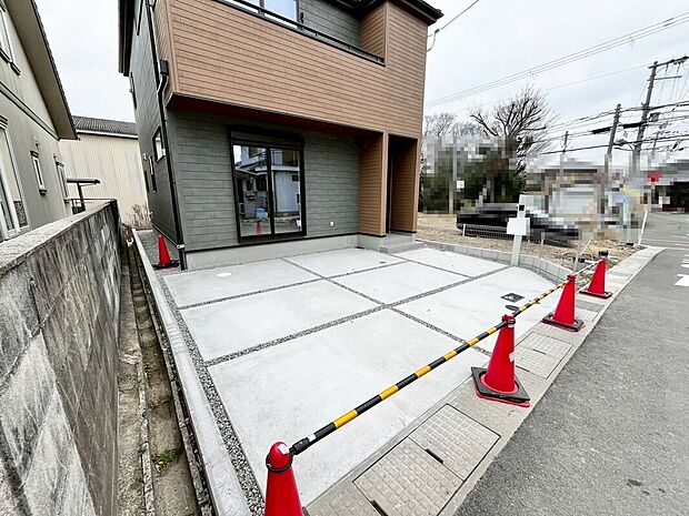 【駐車場】並列に駐車２台可能！広々駐車スペースはママやお子様の自転車も停められますね♪