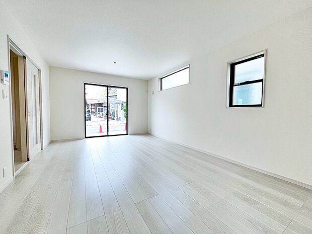 【リビング】◆現地案内会開催中◆もちろん、当日のご連絡でも対応可能です♪ご自宅にお迎えも可能です！