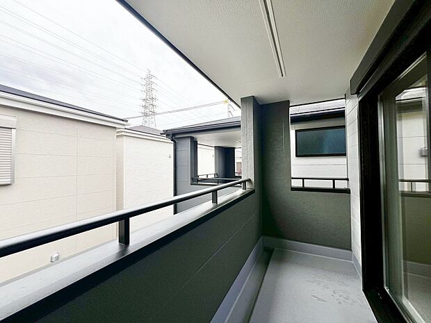 【バルコニー】インナーバルコニーですので、突然の雨でも洗濯物が濡れにくく安心ですね！