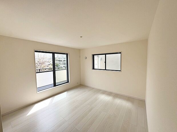 【洋室】2面採光のお部屋もありますよ!明るい住まいに気持ちも明るくなりますね!