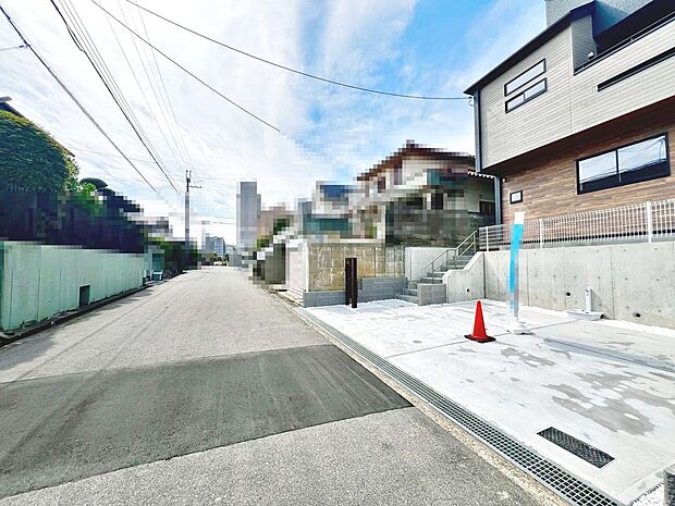 【前面道路を含む現地写真】前面道路約6.1ｍ！広々運転の苦手な方も安心です！