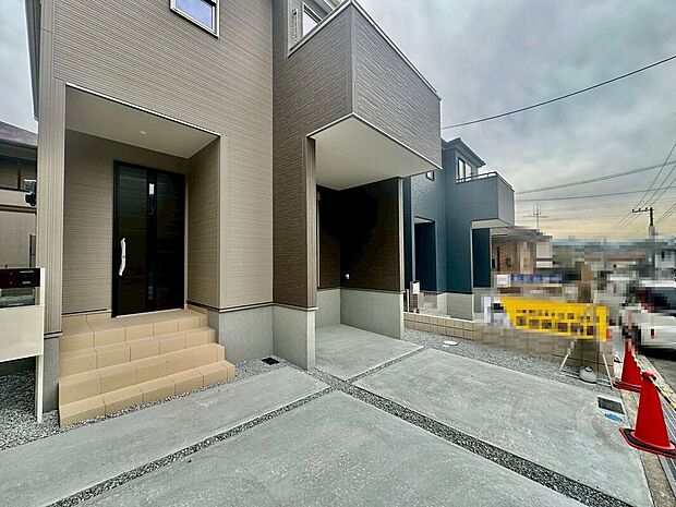 【エントランス】エントランス部分に屋根があるので、雨の日の車の乗り降りも濡れにくく嬉しいですね♪