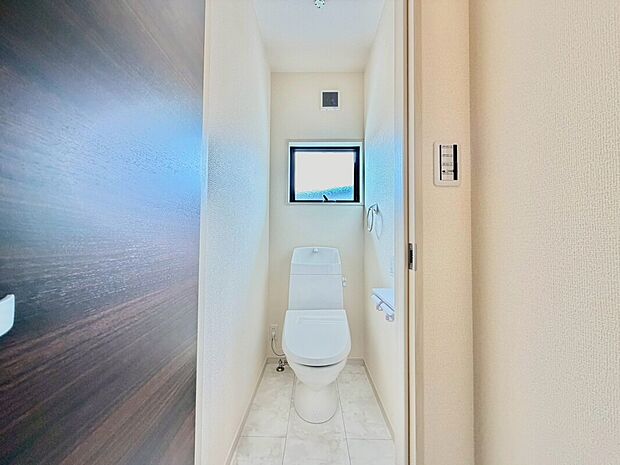 【温水洗浄便座】温水洗浄便座ですので、寒い日も温かい便座で安心して使用していただけますよ♪
