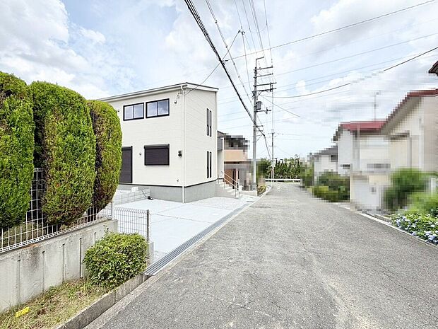 【前面道路を含む現地写真】前面道路約6.1m!広々運転の苦手な方も安心ですね!