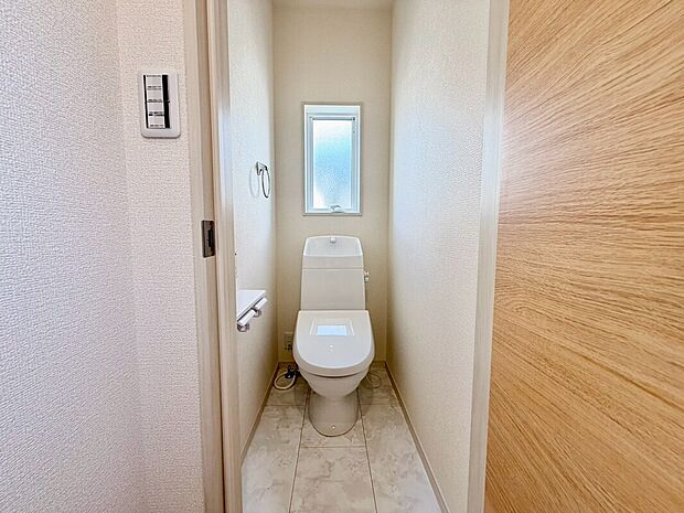 【温水洗浄便座】温水洗浄便座ですので、寒い日も温かい便座で安心して使用していただけますよ♪