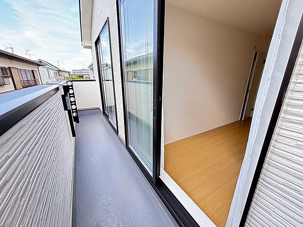 【バルコニー】2部屋から行き来できる続きバルコニーですよ!