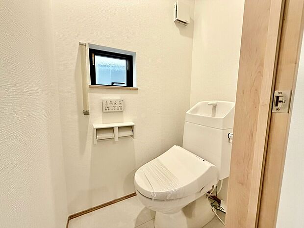 【温水洗浄便座】温水洗浄便座ですので、寒い日も温かい便座で安心して使用していただけますよ♪