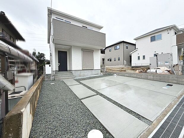 【1号棟:駐車場】1号棟は駐車3台可能!広々駐車スペースはママやお子様の自転車も停められますね♪