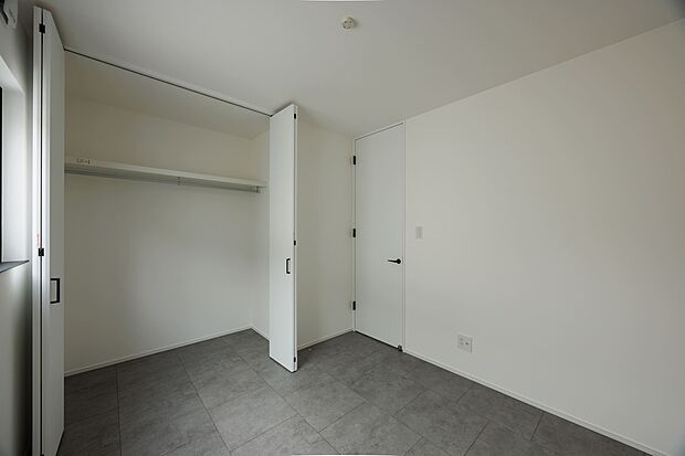【【 洋室 】】2階の2部屋の洋室にもしっかり収納スペースがございますので、お部屋をすっきりご利用いただけます。